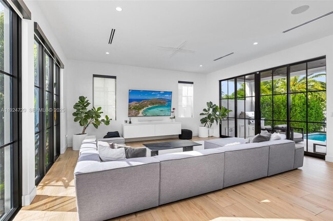 Building Photo - 895 NE 76th St