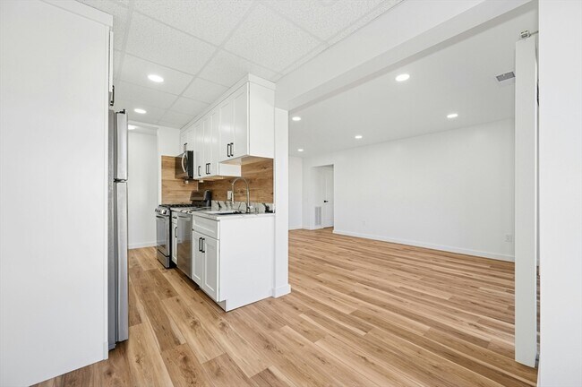 Building Photo - 10 Shrewsbury Green Dr