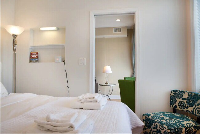 Building Photo - 2803 Ontario Rd NW