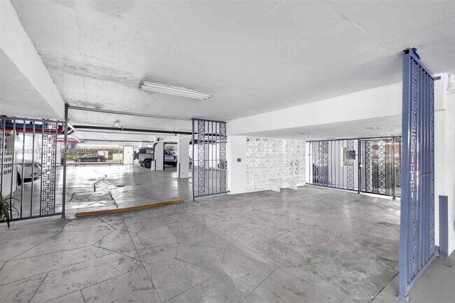 Building Photo - 1340 Lincoln Rd