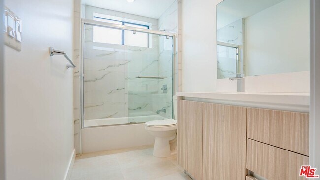 Building Photo - 1540 S Hayworth Ave