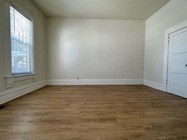 Building Photo - Beautiful 1 Bedroom 1 Bath Lower Duplex-Av...