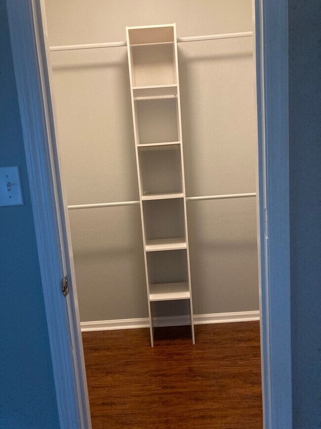 Building Photo - 3 bed 2 bath house, 1-car garage and fenced-in yard! Available May 15