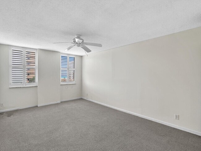 Building Photo - 1150 Hillsboro Mile