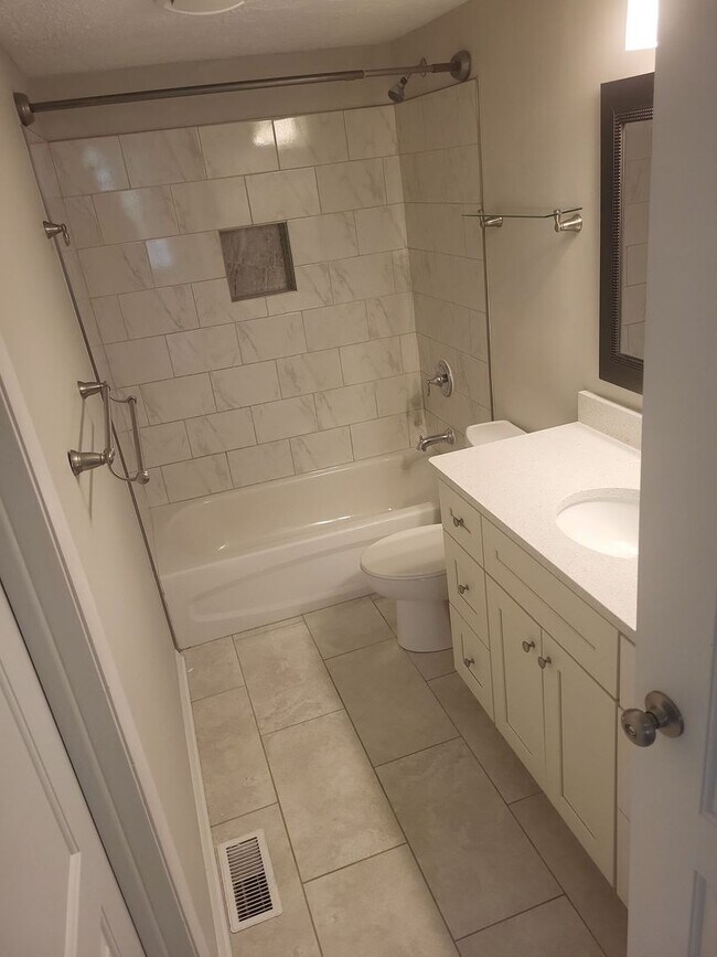 Building Photo - 916 Chatsworth Dr