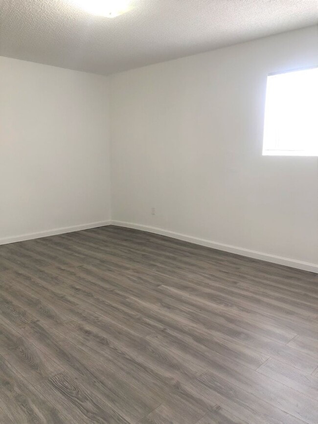 Building Photo - 2 WEEKS FREE RENT November Special Comfort...