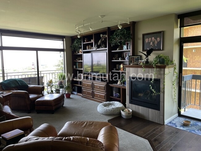 Building Photo - 940 Donner Way