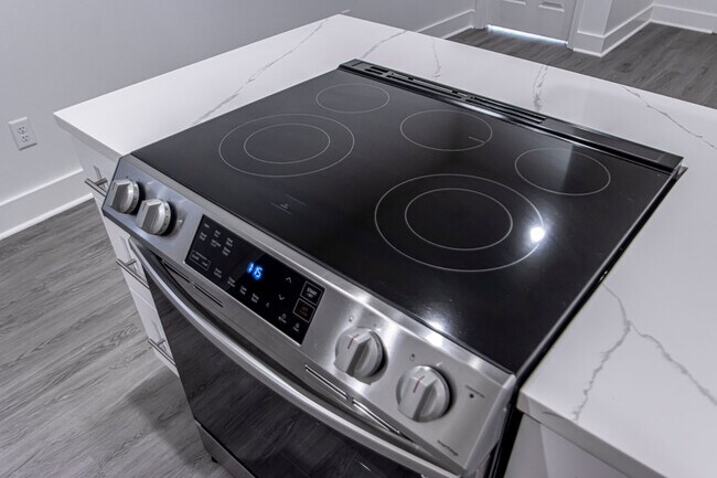 Building Photo - 306 S Schiller St