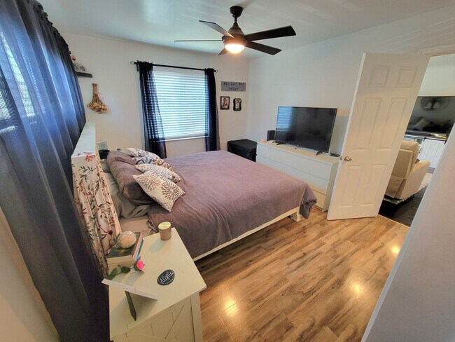 Building Photo - Great Single Family Home in West Long Beach