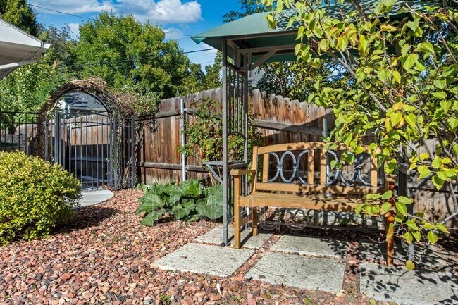 Building Photo - 2160 Dora Ln