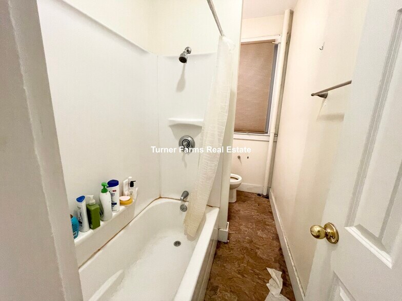 Building Photo - 17 Aberdeen St