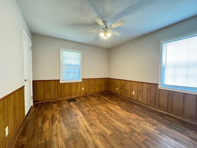 Building Photo - Beautiful 3 Bed 2 Bath Home