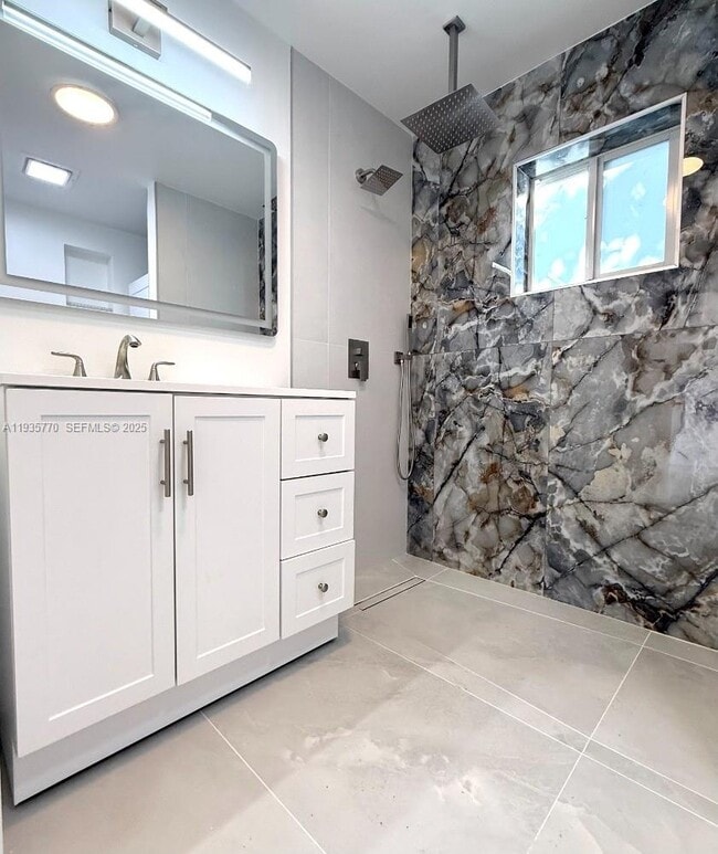 Building Photo - 716 NE 7th St