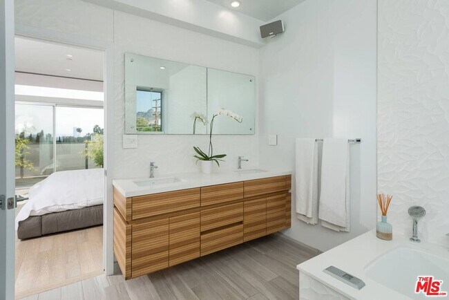 Building Photo - 1040 N Spaulding Ave