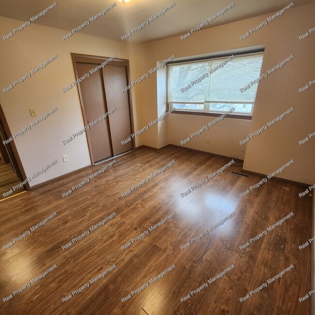 Building Photo - 2 Bedroom Townhome