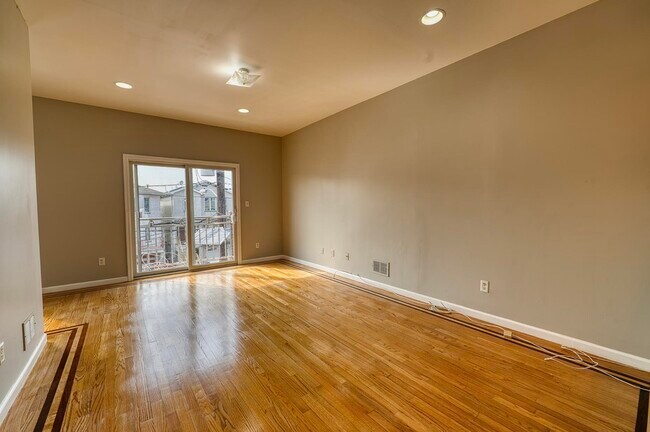 Building Photo - 392 Liberty Ave