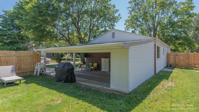Building Photo - 2820 Hollywood Dr