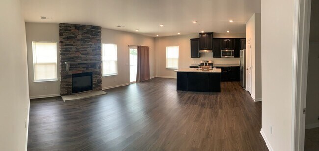 Building Photo - Like New - Single Story Living - 3 Bedroom...