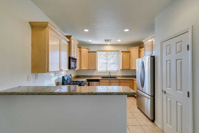 Building Photo - Great 3 bedroom house with a large loft an...