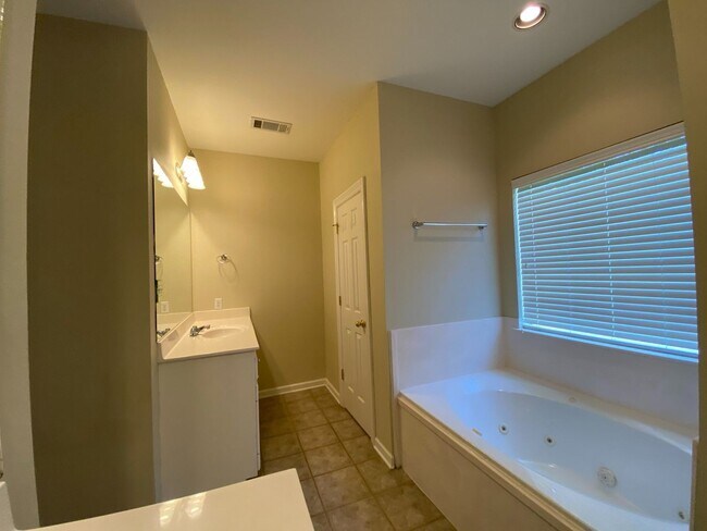 Building Photo - 3 Bed, 2 Bath in Worthington Lake