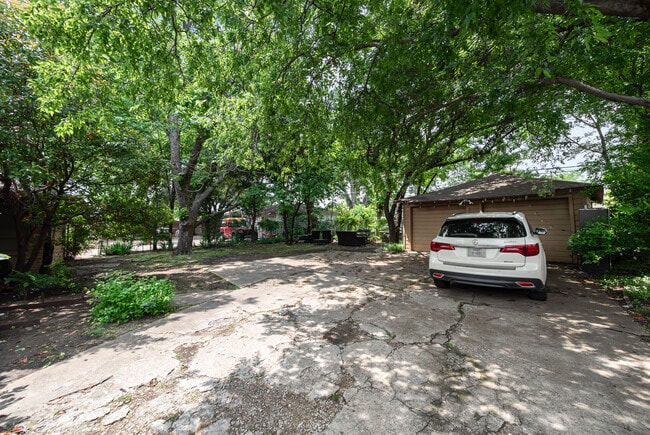 Building Photo - 6525 E Mockingbird Ln