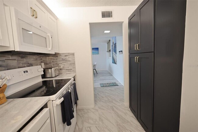Building Photo - 7560 Bay Island Dr S