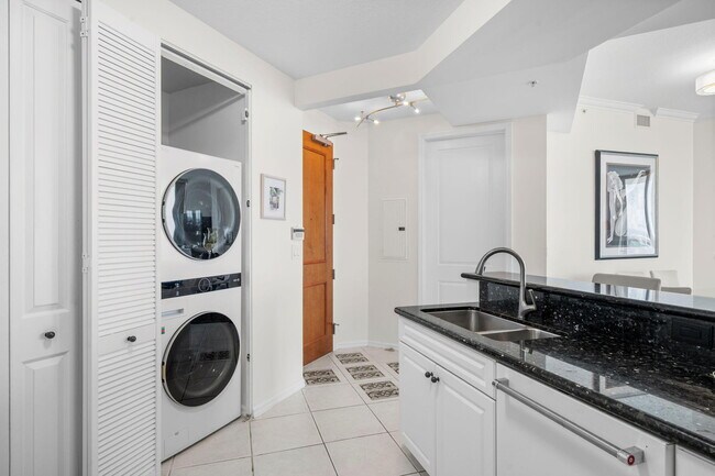 Building Photo - 347 N New River Dr E