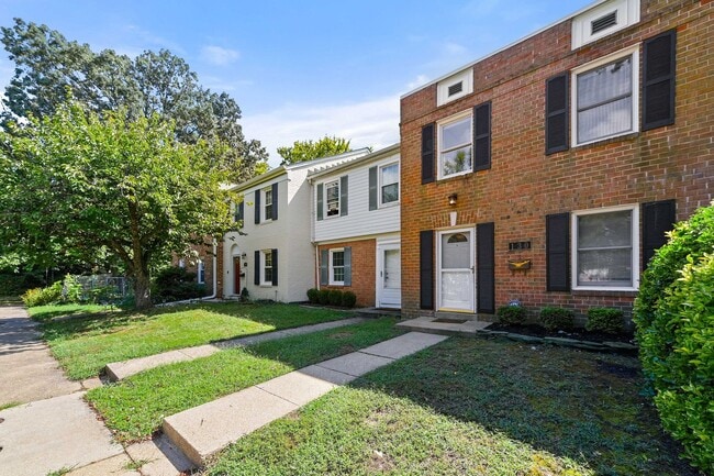 Building Photo - Ready Now! 3 bedroom Townhouse in Annapolis!