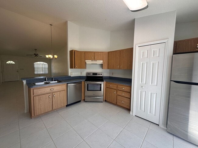 Building Photo - Pine Grove Duplex, Side B