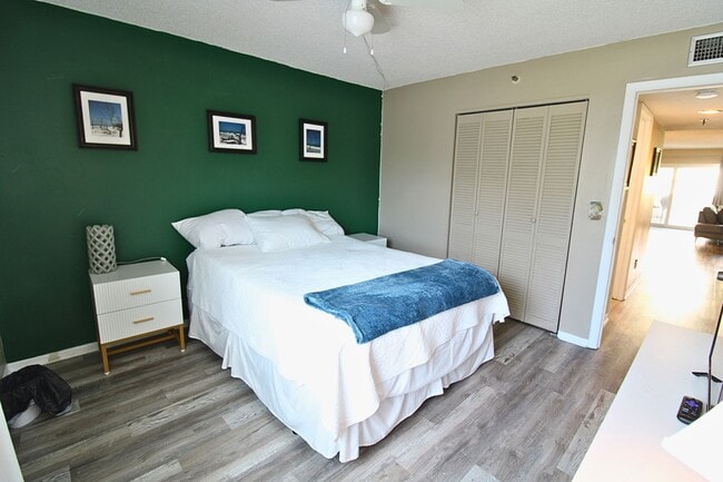 Building Photo - Beachside Bliss: Stunning 2 Bed, 2 Bath Co...