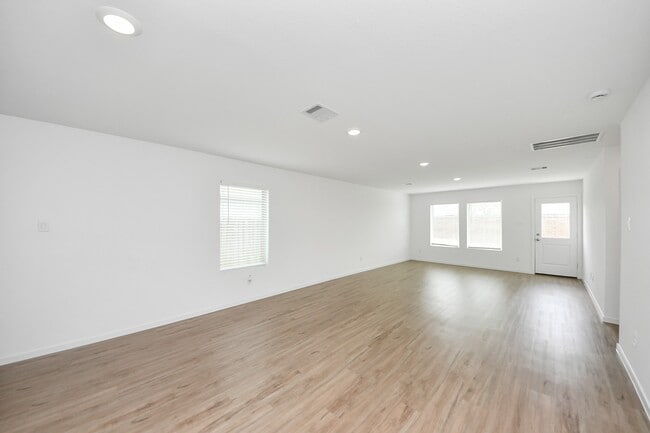 Building Photo - 3037 Pensacola Dr
