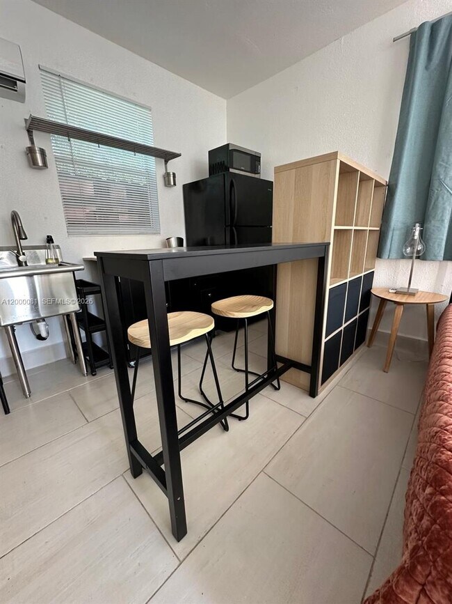 Building Photo - 1637 SW 16th St