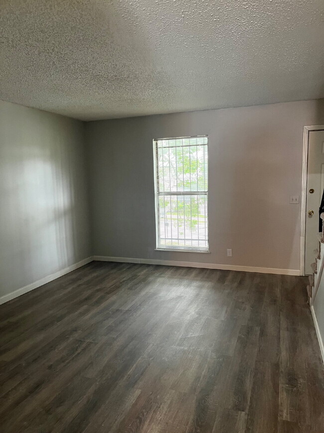 Building Photo - 2 BEDROOM 11/2 BATH TOWNHOME  MINUTES TO D...