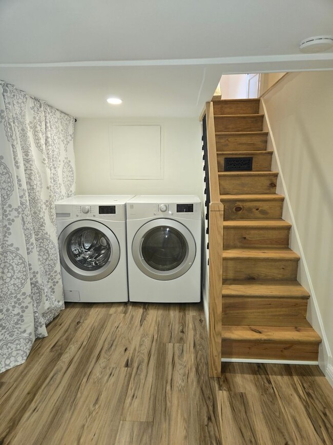 Building Photo - Beautifully updated, ranch style single fa...