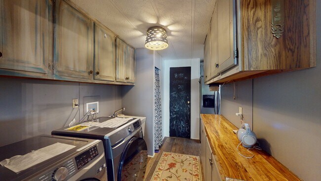 Building Photo - 358 Old Chism Trail