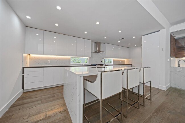Building Photo - 1455 S Castello-
