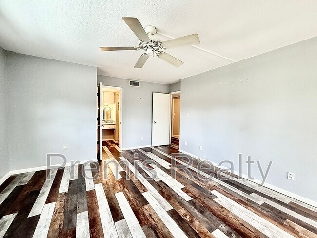 Building Photo - 2800 Cove Cay Dr
