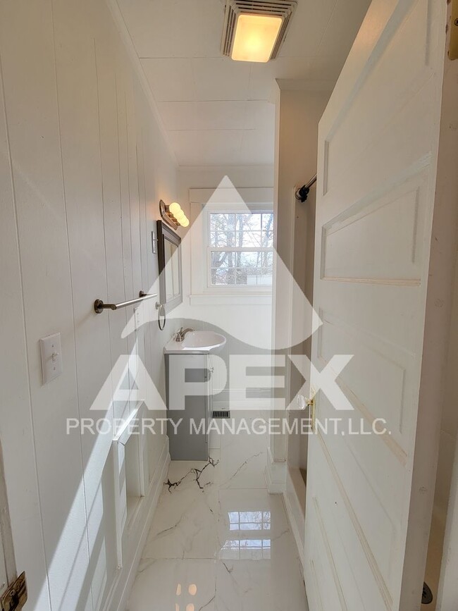 Building Photo - Charming 3Bd/2 Ba Renovated Craftsman Styl...