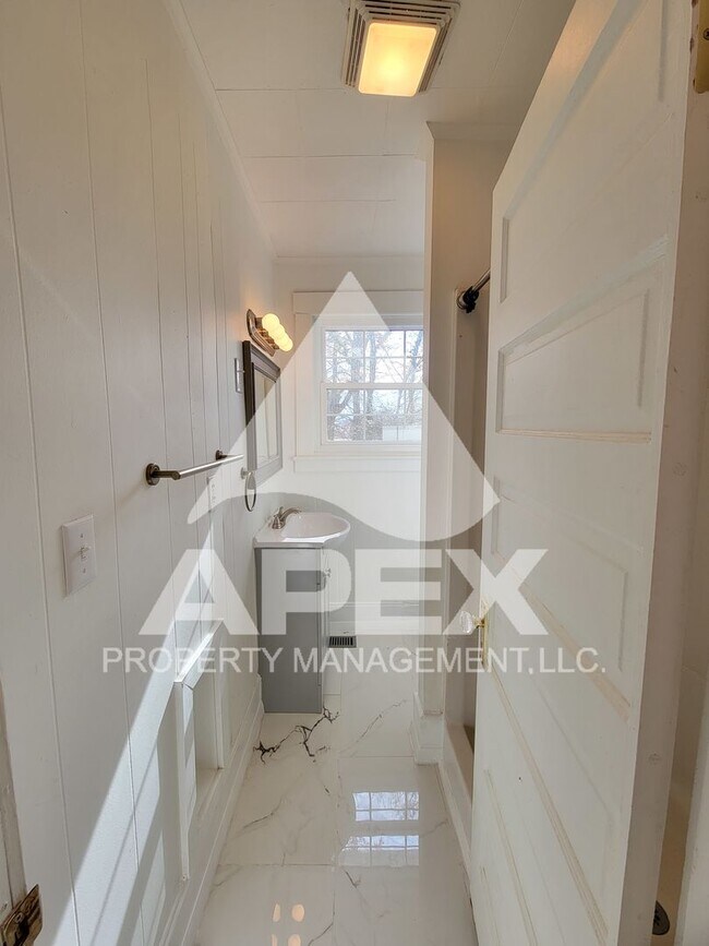 Building Photo - Charming 3Bd/2 Ba Renovated Craftsman Style Home in the Heart of Alcoa!