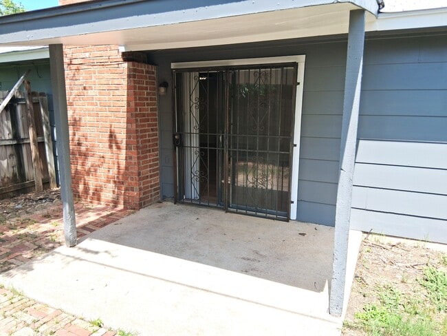 Building Photo - 3515 Plains Dr