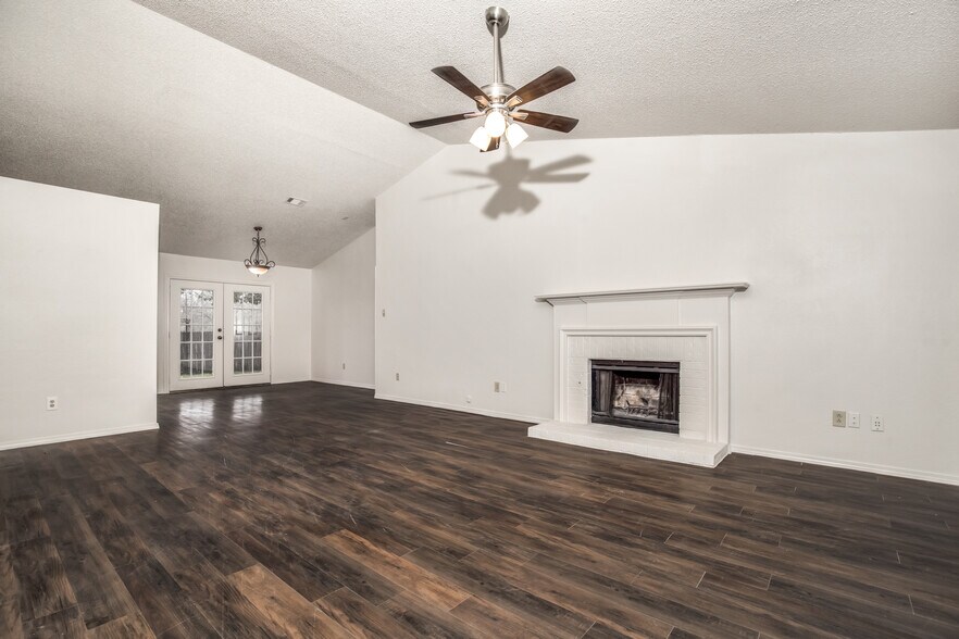 Building Photo - 1709 Huntington Dr