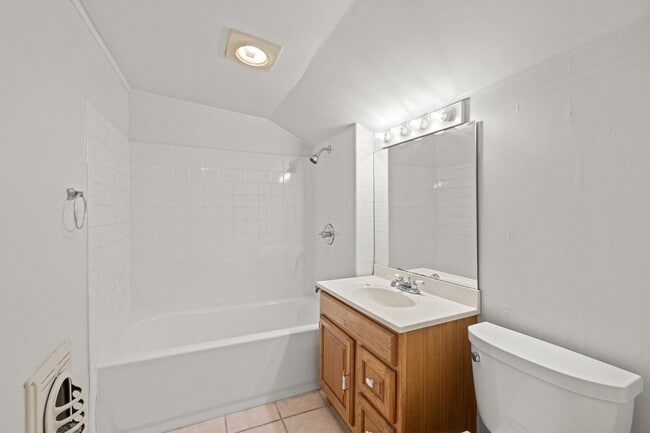Building Photo - 701 1/2 S Walnut Street Unit