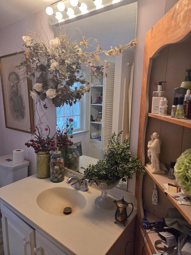 Building Photo - 8 Woodknoll Dr