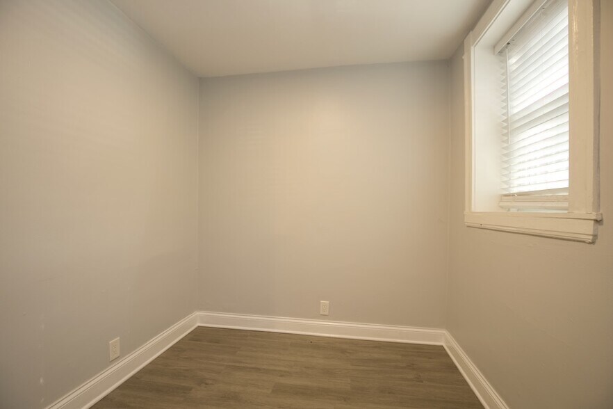 Building Photo - 2647 N Sacramento Ave