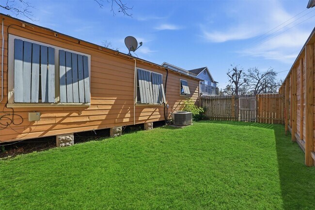 Building Photo - 1110 E 27th St