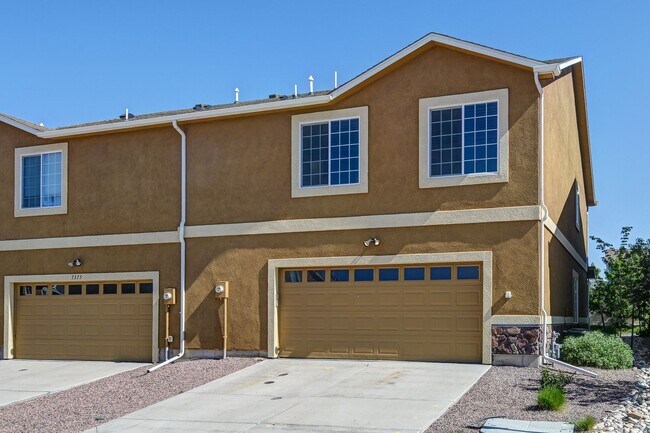 Building Photo - Move-In Ready Townhome with Luxury Finishe...