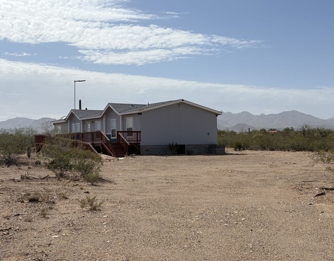 Primary Photo - Country living on 4.4 acres 3 bedrooms and...