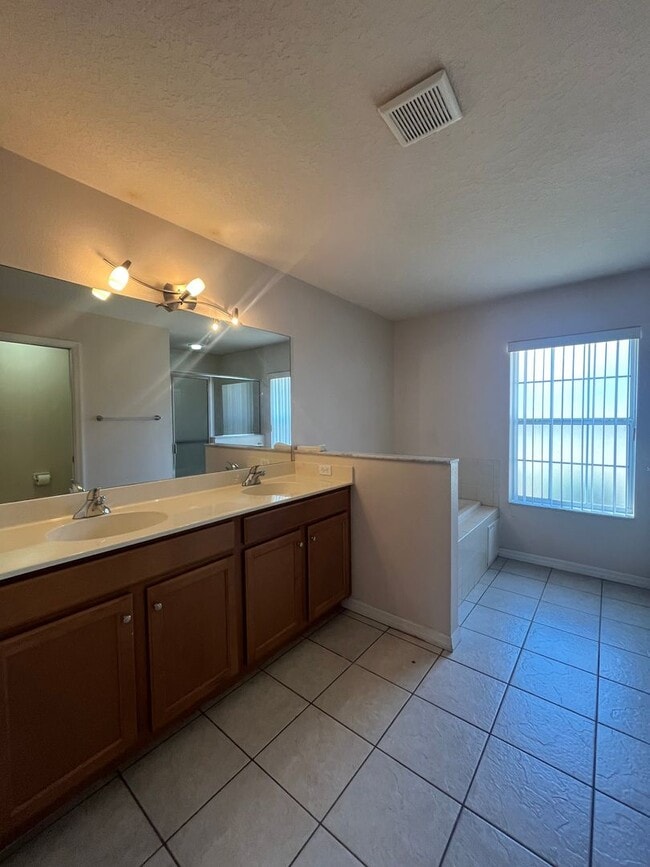 Building Photo - Beautiful Open Floor Plan 4 bedrom 2 Bath!