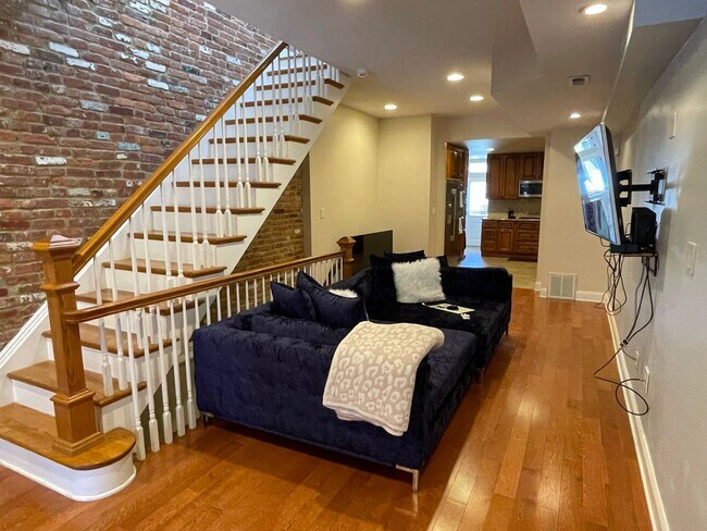 Building Photo - Charming 2 Bedroom/3.5 Bathroom Townhome i...