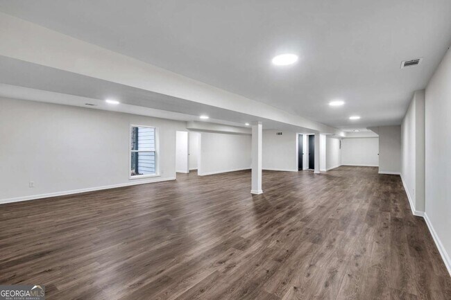 Building Photo - 6881 Hickory Hollow Dr